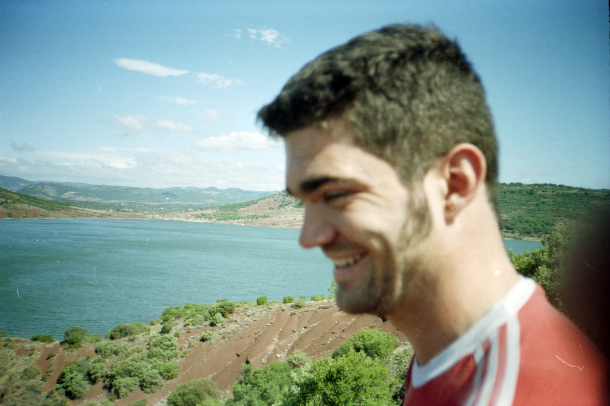 Nach einer Nacht mit wenig Schlaf und einem heftigen Sturm am Lac du Salagou in Südfrankreich 2003.
