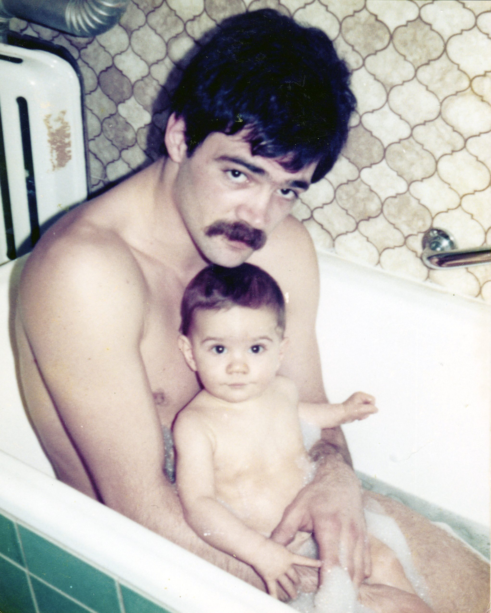 Vater und Sohn in der Badewanne.
