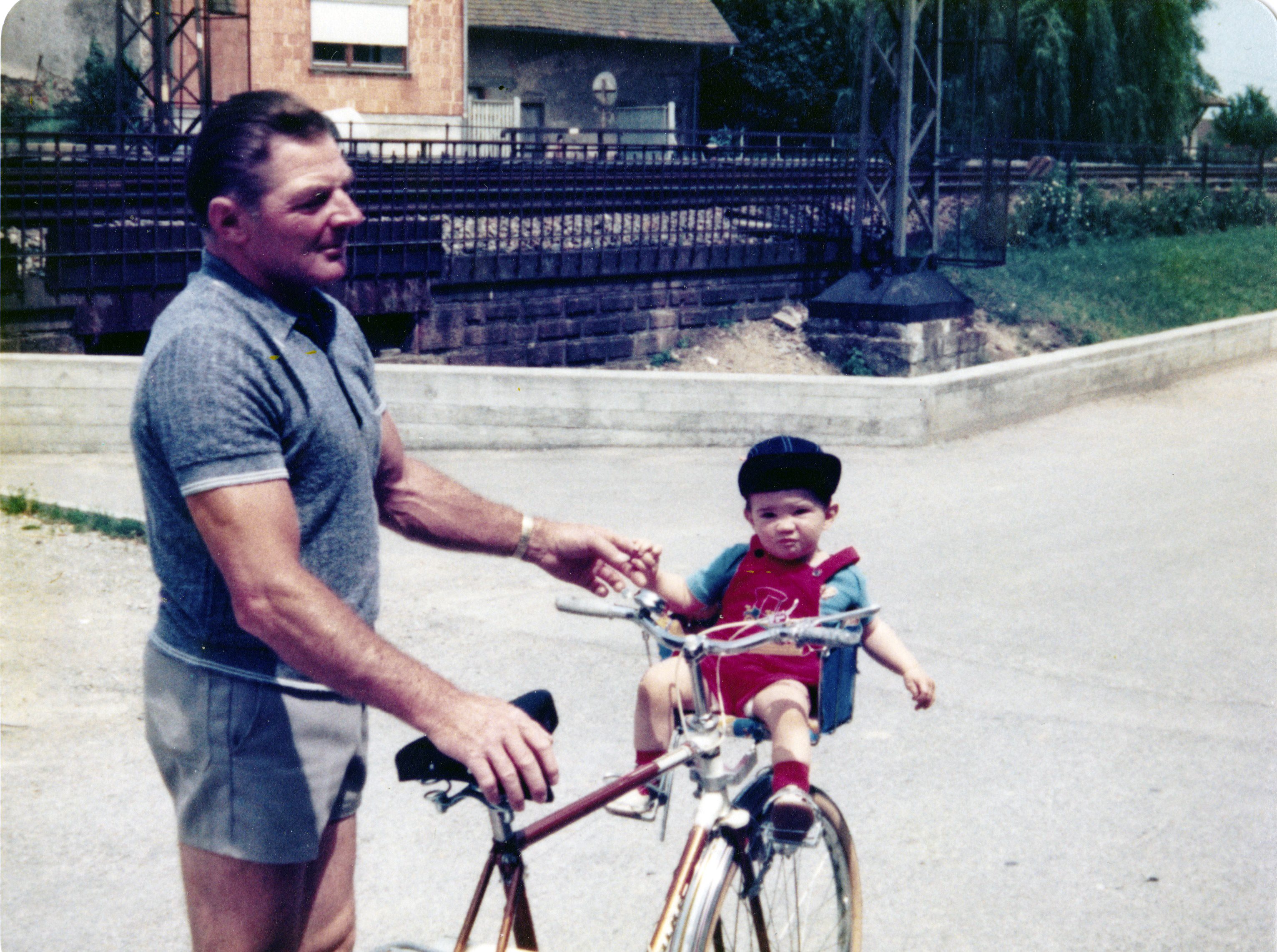Opi und Thilo starten zu ersten Radtour in Heitersheim.