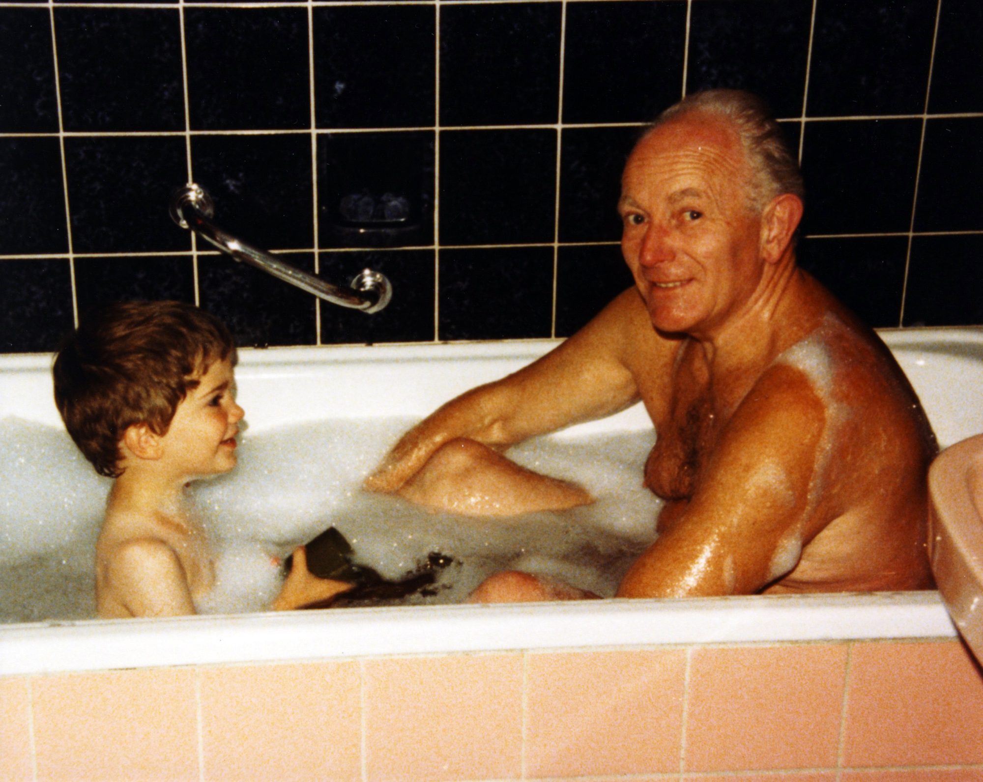 1980 - Thilo und Opa in der Badewanne