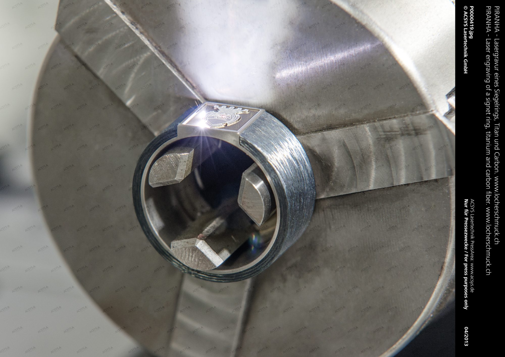 Lasergravur eines Siegelrings, Titan und Carbon - www.locherschmuck.ch