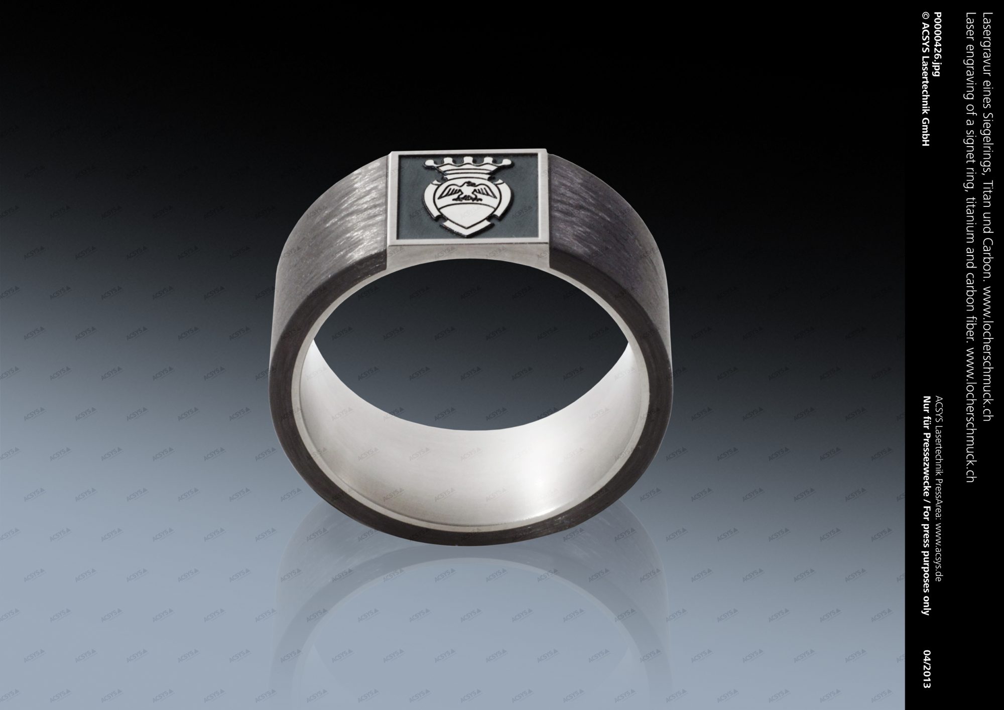 Lasergravur eines Siegelrings, Titan und Carbon - www.locherschmuck.ch