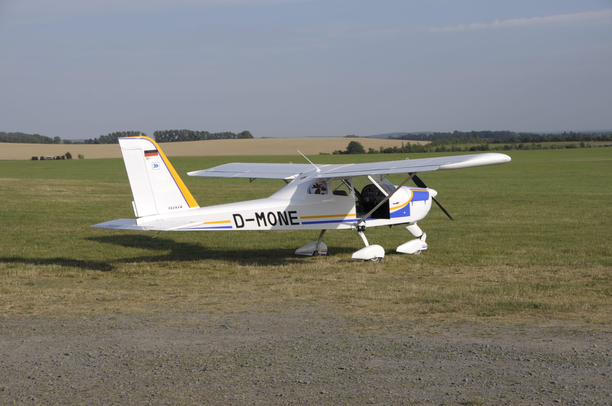 Das Fluggerät ohne Beifahrertür - Flugplatz Taucha bei Leipzig