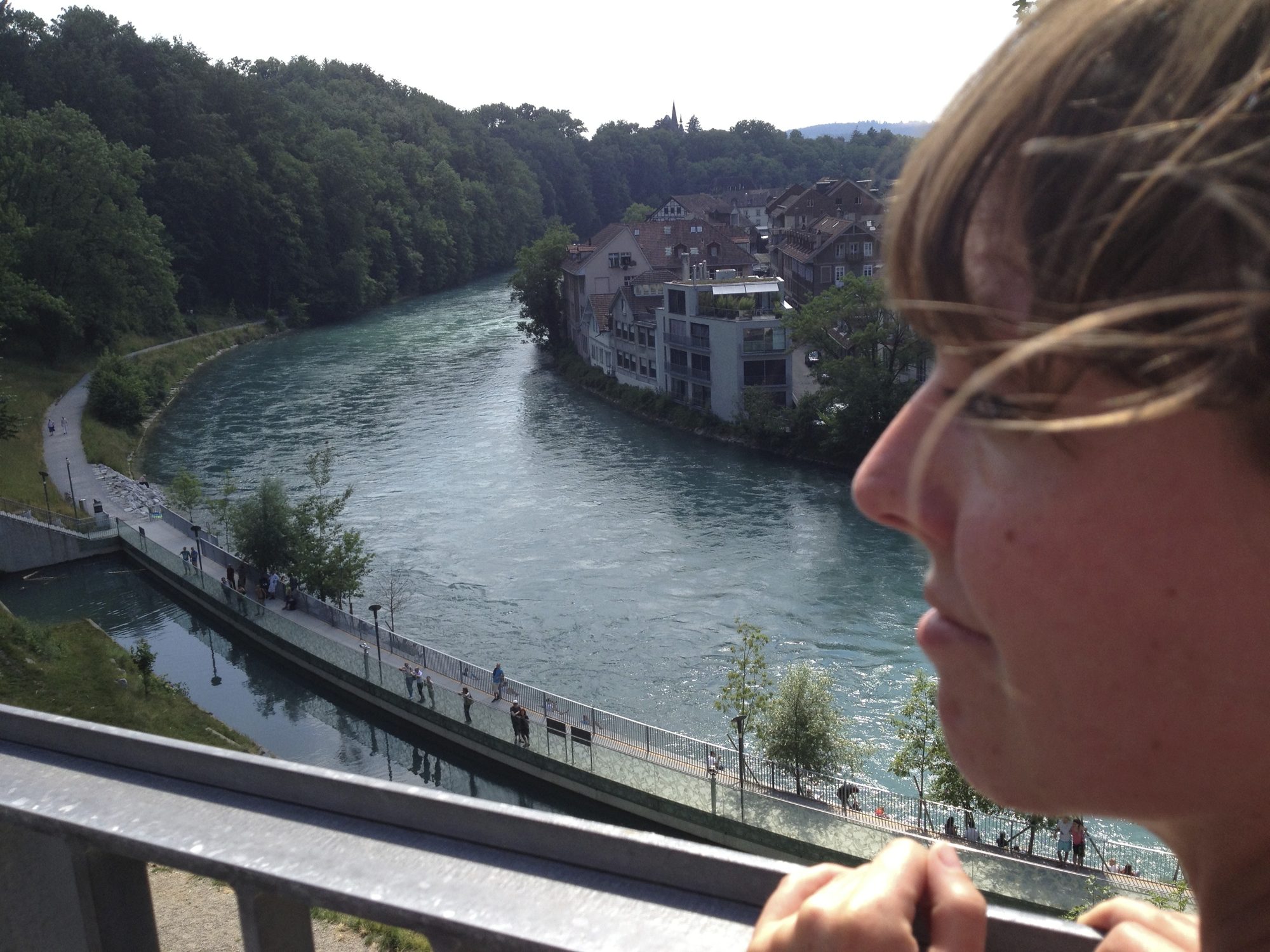 In Bern macht die Aare einen engen Bogen. Bilderbuch Blau!