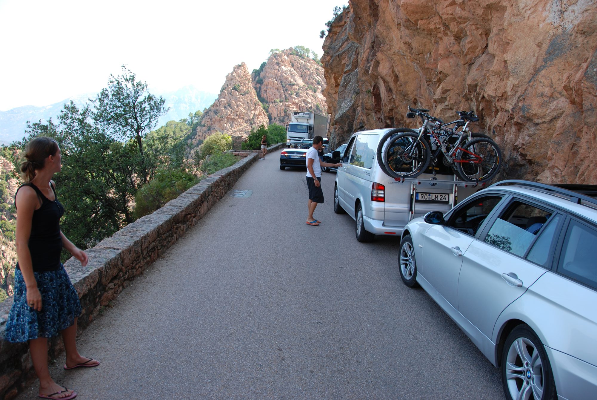 Verkehrschaos auf den engen Serpentinen bei Porto